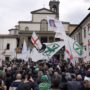 Copertina di Funerali di Bossi, la base leghista si raduna a Pontida per omaggiare “il Senatur”: “Noi padani veri, i traditori oggi sono al ministero”