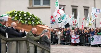 Copertina di Funerali di Bossi, cori all’uscita del feretro: “Bruciamo il tricolore”. Giorgetti costretto a intervenire: “Per cortesia…”