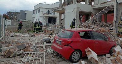 Copertina di Esplosione a Roma: crolla una palazzina a Piana del Sole, due feriti. Ipotesi fuga di gas da una bombola