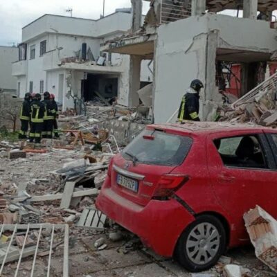 Copertina di Esplosione a Roma: crolla una palazzina a Piana del Sole, due feriti. Ipotesi fuga di gas da una bombola