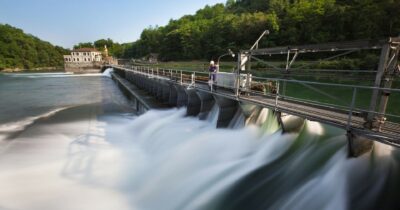 Copertina di Petrolio e gas alle stelle, ma sull’idroelettrico Meloni non sa che fare