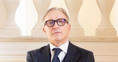 Copertina di L’“aggregatore di capitali”. Leonardis prende pure La Stampa, ma saranno altri a metterci i soldi