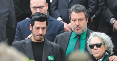 Copertina di Pontida saluta Bossi e contesta Salvini: “Togliti la camicia verde”