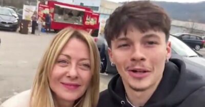 Copertina di “Io però voto no al referendum”, 18enne avvicina Giorgia Meloni per un selfie. La premier: “Come voti no? È la democrazia”