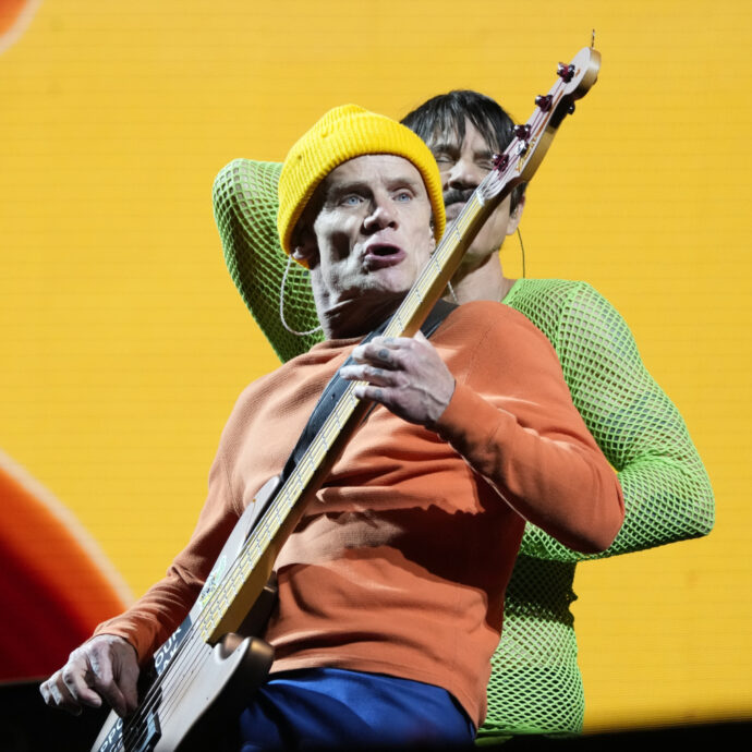 “Mi sentivo sotto l’effetto di droghe per tutto il tempo delle registrazioni”: la svolta jazz di Flea con tromba e basso. Ma non lascia i Red Hot Chili Peppers