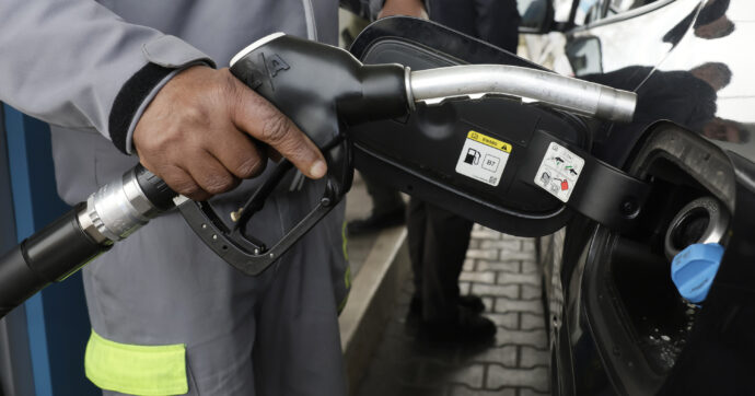 Il prezzo del petrolio scende dopo l’annuncio di Trump sull’Iran. In rialzo i carburanti: il diesel sui 2 euro al litro, la benzina oltre 1,7