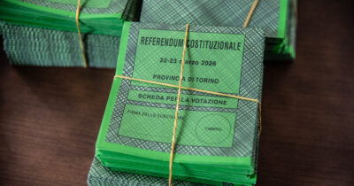 Copertina di Verso la chiusura delle urne, ieri affluenza record: dalle 15 primi exit poll e i risultati in diretta. Meloni parla al seggio: “La democrazia è sempre un bene” | video