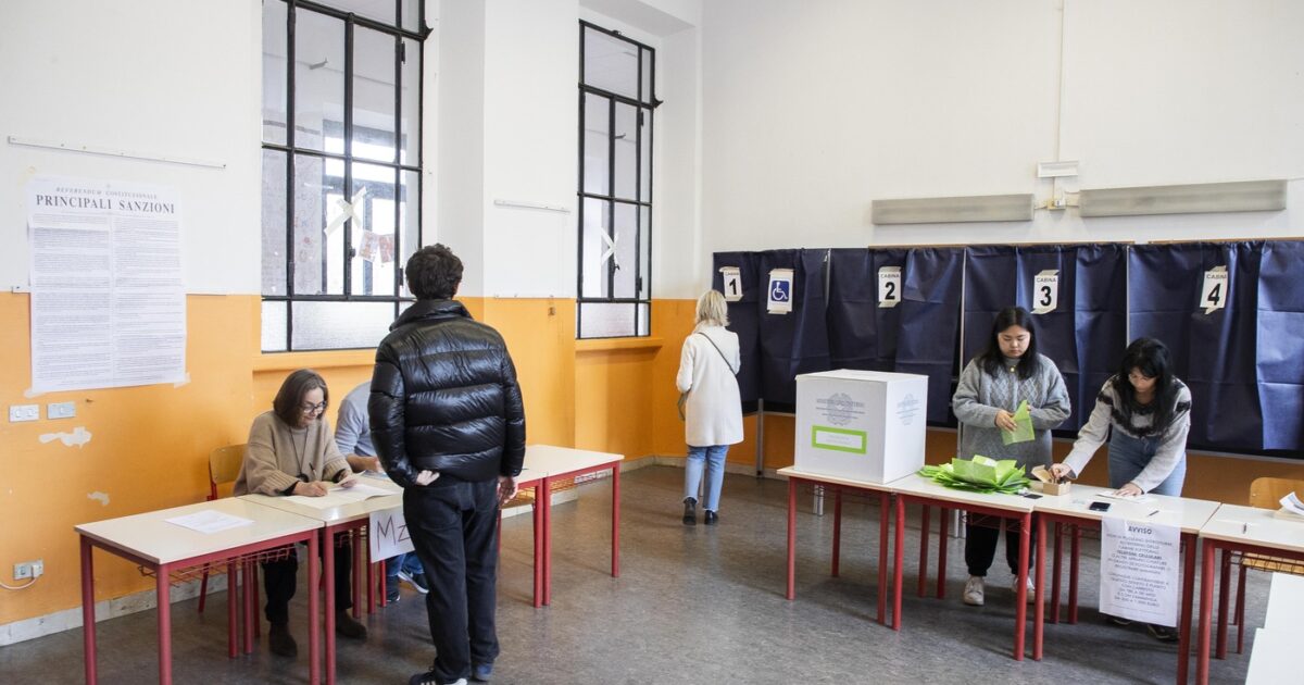 Referendum, ostacoli al voto dei rappresentanti di lista fuorisede. M5s: “Qualcuno si è rivolto alle forze dell’ordine, altri hanno firmato moduli”