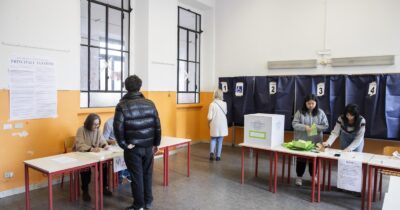 Copertina di Referendum, ostacoli al voto dei rappresentanti di lista fuorisede. M5s: “Qualcuno si è rivolto alle forze dell’ordine, altri hanno firmato moduli”