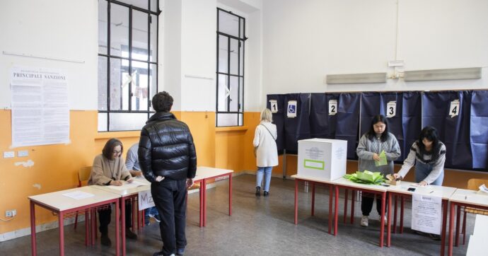Referendum, ostacoli al voto dei rappresentanti di lista fuori sede. M5s: “Qualcuno si è rivolto alle forze dell’ordine, altri hanno firmato moduli”