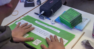 Copertina di Ultime ore per votare. Ieri affluenza record, Meloni parla al seggio: “La democrazia è sempre un bene”