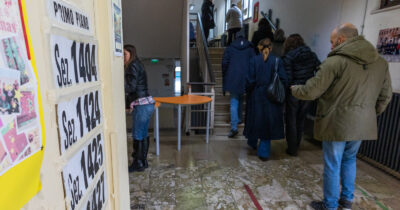 Copertina di In Veneto il voto per il referendum batte quello per le suppletive alla Camera: l’affluenza alle 23 è più alta di 6 punti