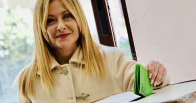 Copertina di Verso la chiusura delle urne, ieri affluenza record: dalle 15 primi exit poll e i risultati in diretta. Meloni parla al seggio: “La democrazia è sempre un bene” | video