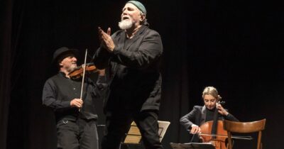 Copertina di “Non ho mai composto una canzone, Gaza mi ha convinto a provarci con 2 canzoni fortemente legate al genocidio palestinese”: Moni Ovadia presenta “Yiddish Blues” con Giovanna Famulari e Michele Gazich