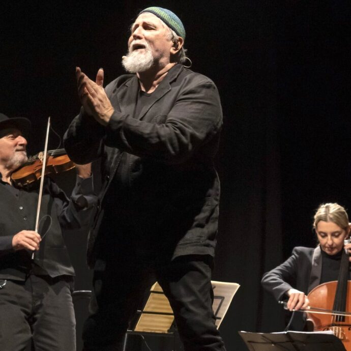 “Non ho mai composto una canzone, Gaza mi ha convinto a provarci con 2 canzoni fortemente legate al genocidio palestinese”: Moni Ovadia presenta “Yiddish Blues” con Giovanna Famulari e Michele Gazich