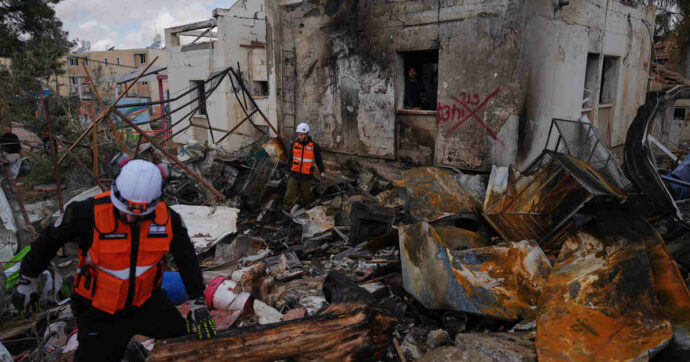 Esplosioni a Teheran, danneggiato ospedale ad Ahvaz. Iran: “Colpiremo centrali elettriche”. Agenzia dell’energia: “Guerra gravissima minaccia all’economia globale”