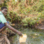 Copertina di Africa, Amref denuncia una nuova emergenza: “Si esauriscono le risorse d’acqua dove avevamo già investito, dobbiamo andare più in profondità”