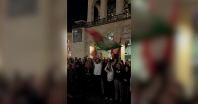 Copertina di Referendum, Anpi e Cgil festeggiano la vittoria del No in piazza Duomo: cori e canti sulle note di Bella Ciao
