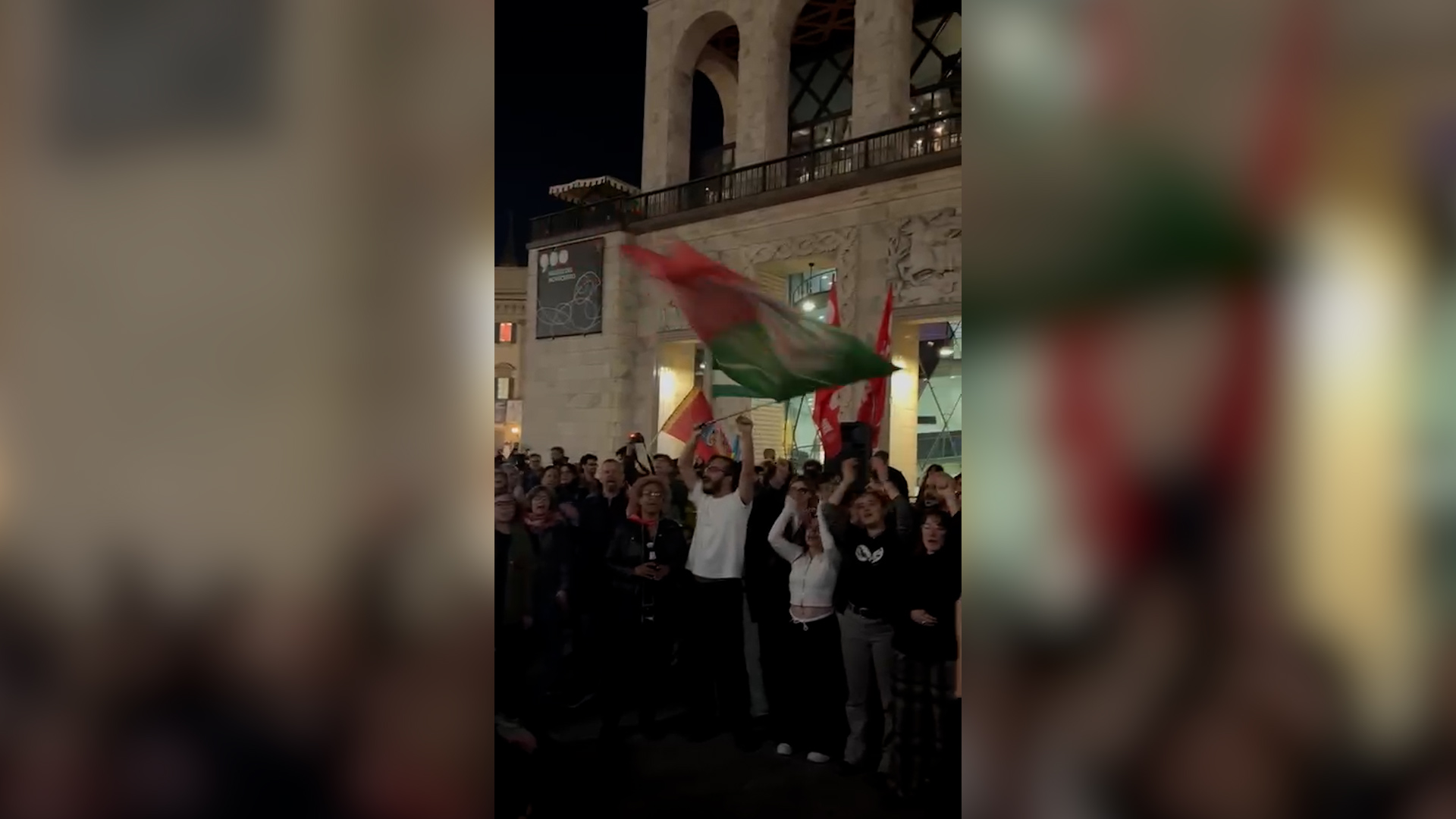 Referendum, Anpi e Cgil festeggiano la vittoria del No in piazza Duomo: cori e canti sulle note di Bella Ciao