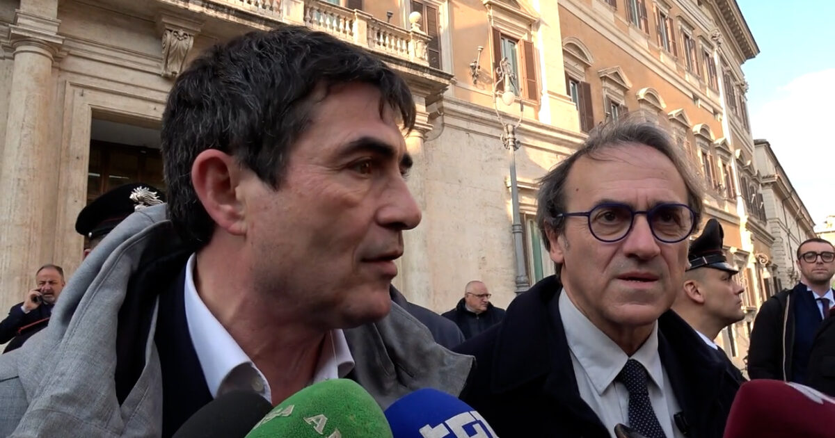 Un gruppo di attivisti e politici discutono l'importanza di un'alternativa al campo di destra, con un focus su democrazia e antifascismo