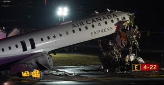 Copertina di Collisione in pista all’aeroporto LaGuardia di New York. Aereo contro un mezzo di servizio: due morti e 41 feriti