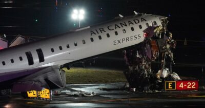Copertina di Collisione in pista all’aeroporto LaGuardia di New York. Aereo contro un mezzo di servizio: due morti e 41 feriti