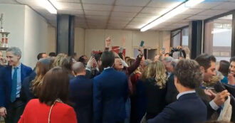 Copertina di I magistrati esultano per la vittoria del No al Referendum: cori al tribunale di Napoli, baci e abbracci all’Anm a Milano – Video