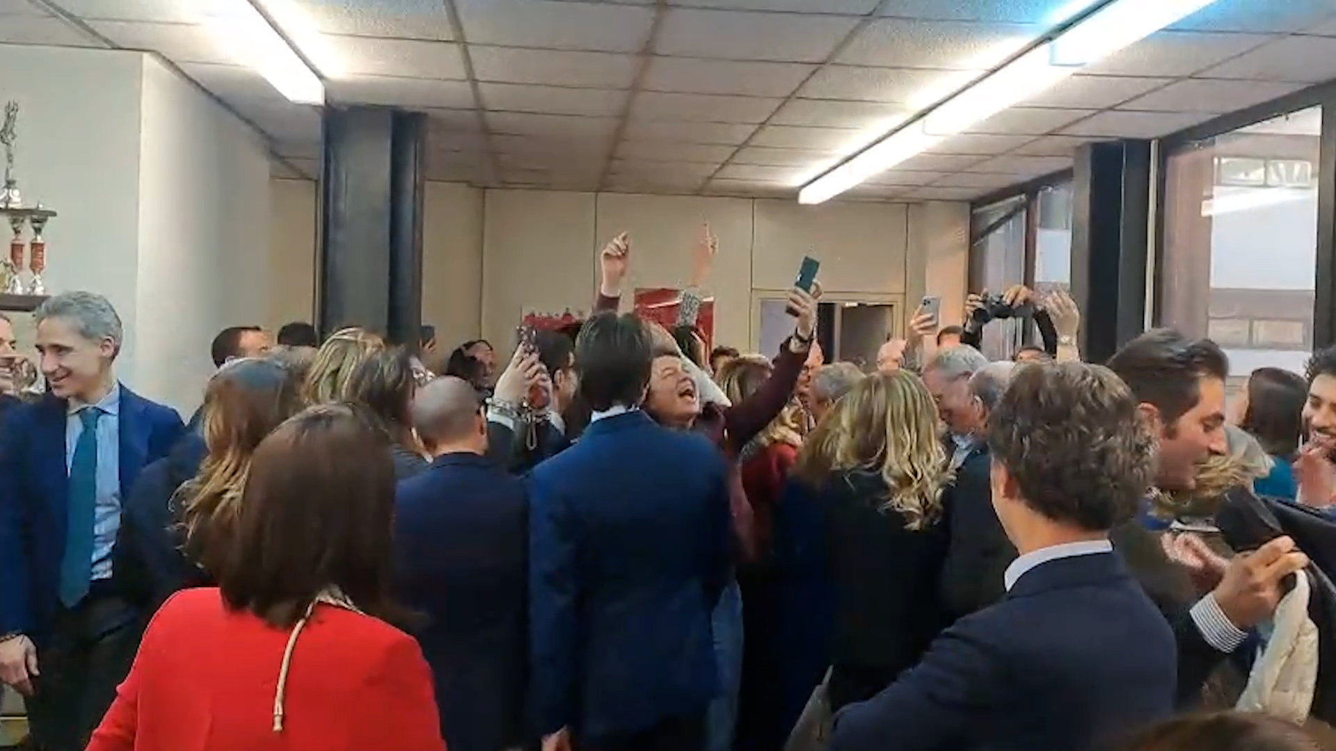 I magistrati esultano per la vittoria del No al Referendum: cori al tribunale di Napoli, baci e abbracci all’Anm a Milano – Video
