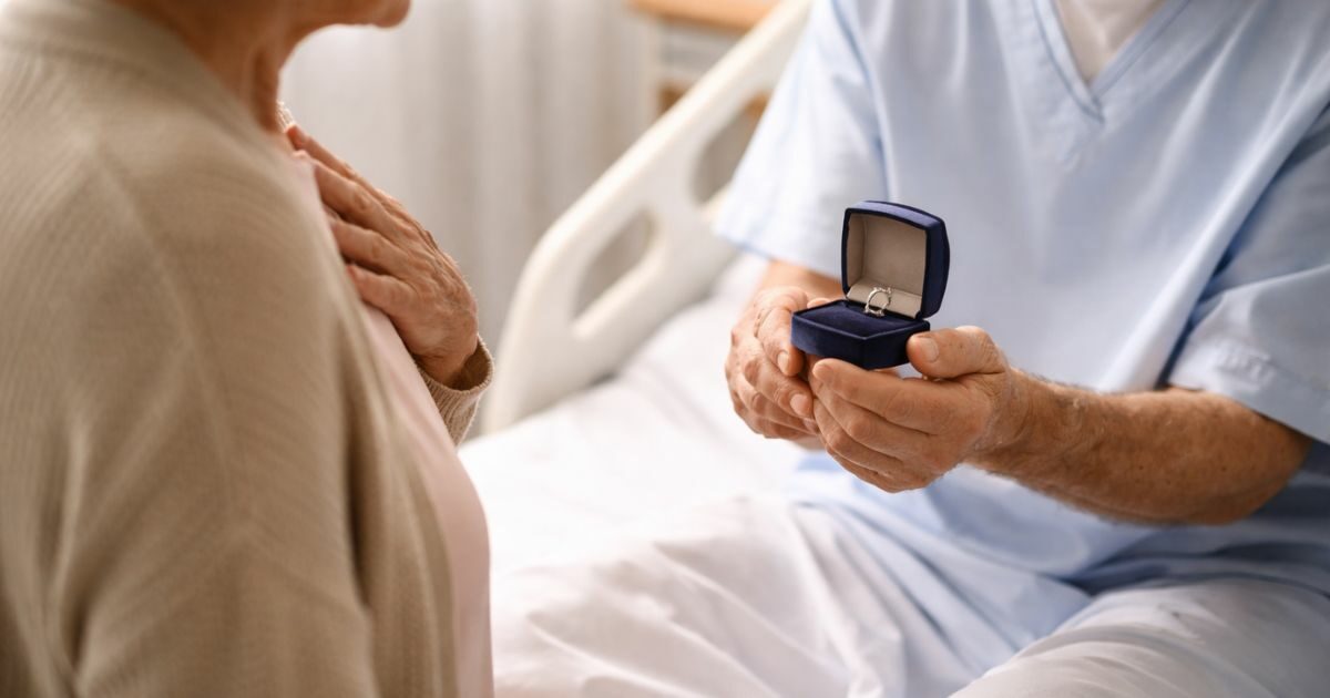 “Mio nonno è ricoverato in ospedale e il suo desiderio è sposare mia nonna”: il nipote lancia l’appello urgente sui social. E il sindaco risponde: “Il matrimonio si farà”