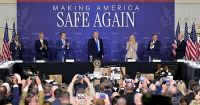 Copertina di Guerra in Iran, Trump scavalca Bibi e parla di negoziati: “Accordo in 15 punti”. Ma i piani per inviare i marines restano