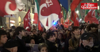 Copertina di Referendum, il fronte (unito) del No festeggia in piazza a Roma: slogan contro Meloni e cori a difesa della Costituzione