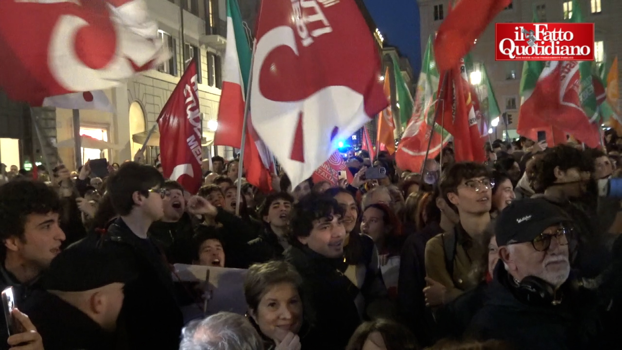 Referendum, il fronte (unito) del No festeggia in piazza a Roma: slogan contro Meloni e cori a difesa della Costituzione