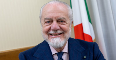 Copertina di “La verità è che il cinema italiano ha derubato i soldi pubblici. Il ministro Giuli ha combinato delle ca**ate”: lo sfogo di Aurelio De Laurentiis