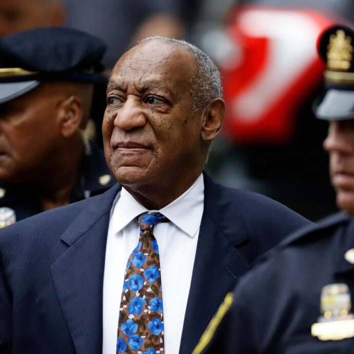 “L’ultima cosa che ricorda sono dei lampi di luce”: Bill Cosby condannato a a pagare 19,25 milioni di dollari di risarcimento a una donna che lo accusa di averla drogata e aggredita sessualmente