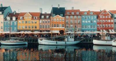 Copertina di La classifica delle città dove si vive meglio al mondo secondo l’Economist: Copenaghen si conferma al primo posto, l’Italia fuori dalla top 10