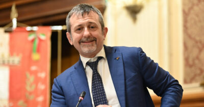 Copertina di Fdi valuta di far fare un passo indietro al sottosegretario Delmastro dopo lo scoop del Fatto |  Esclusiva