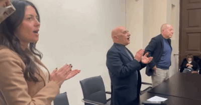 Copertina di Referendum, alla conferenza stampa con magistrati e avvocati (per il No) si canta Bella ciao – Video