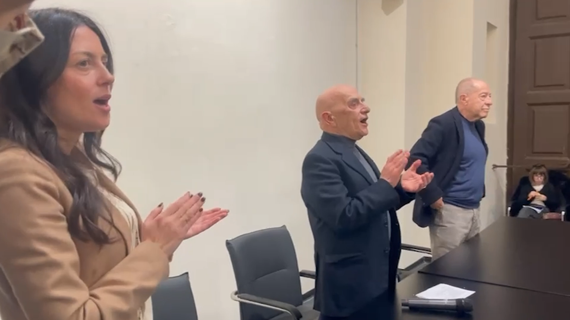Referendum, alla conferenza stampa con magistrati e avvocati (per il No) si canta Bella ciao – Video