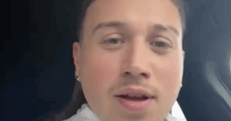 Copertina di “Buongiorno professoressa, glielo chiedo in ginocchio non interroghi gli alunni perché sono tutti esauriti”: l’appello di Sayf diventa virale – IL VIDEO