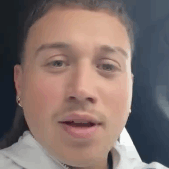 “Buongiorno professoressa, glielo chiedo in ginocchio non interroghi gli alunni perché sono tutti esauriti”: l’appello di Sayf diventa virale – IL VIDEO