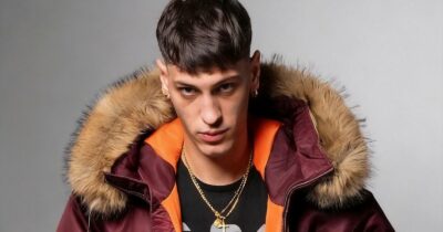 Copertina di “Mi sono spaccato contro un muro dopo un incidente in moto, poi ho capito che volevo fare solo musica. A 16 anni lavoravo per pagare gli avvocati. So cosa vuol dire andare in fabbrica”: ecco Promessa