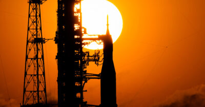 Copertina di Artemis II sulla rampa di lancio, intanto la Nasa cambia strategia: stop al progetto Gateway e presenza umana sulla Luna