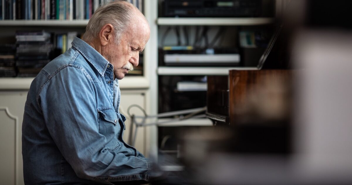 “Dio preferisce circondarsi di persone buone e intelligenti che di figli di puttana, non capisco perché sono ancora qui”, addio a Gino Paoli, burbero e inquieto cantautore che ha sempre cercato la poesia