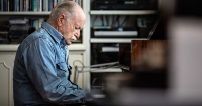 Copertina di “Dio preferisce circondarsi di persone buone e intelligenti che di figli di puttana, non capisco perché sono ancora qui”, addio a Gino Paoli, burbero e inquieto cantautore che ha sempre cercato la poesia