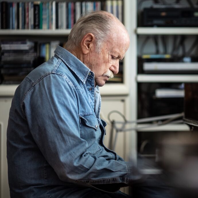 “Dio preferisce circondarsi di persone buone e intelligenti che di figli di puttana, non capisco perché sono ancora qui”, addio a Gino Paoli, burbero e inquieto cantautore che ha sempre cercato la poesia