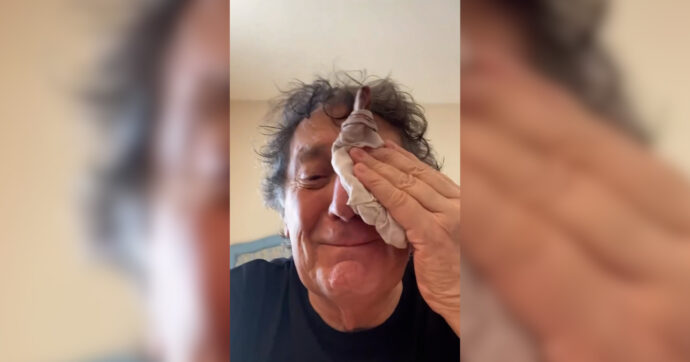 Enzo Iacchetti in lacrime: “Dovrei essere felice perché ha vinto il No, ma a me dispiace per Bocchino…che figura di me**a”. L’ironia per il Referendum