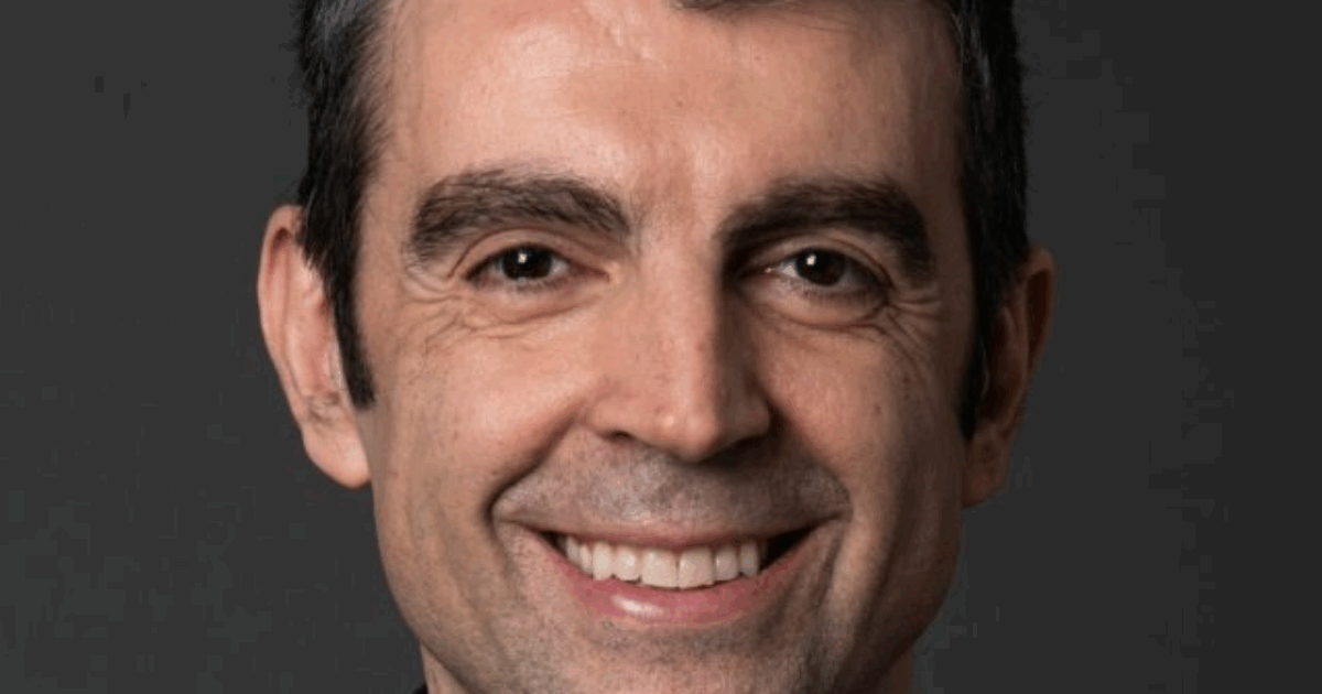 “Il senso di colpa quando entri in un supermercato con la borsa di un altro e l’abitudine di prendere sempre i prodotti in fondo allo scaffale, il pubblico si riconosce ed è bello”: la quotidianità nella comicità di Federico Basso