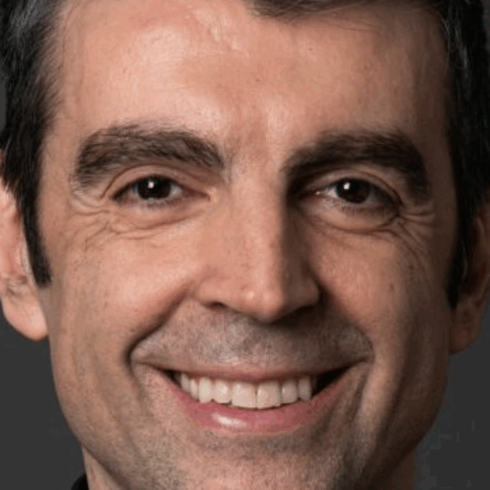 “Il senso di colpa quando entri in un supermercato con la borsa di un altro e l’abitudine di prendere sempre i prodotti in fondo allo scaffale, il pubblico si riconosce ed è bello”: la quotidianità nella comicità di Federico Basso