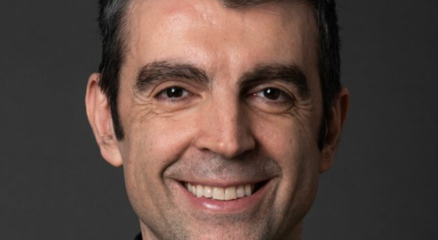 “Il senso di colpa quando entri in un supermercato con la borsa di un altro e l’abitudine di prendere sempre i prodotti in fondo allo scaffale, il pubblico si riconosce ed è bello”: la quotidianità nella comicità di Federico Basso