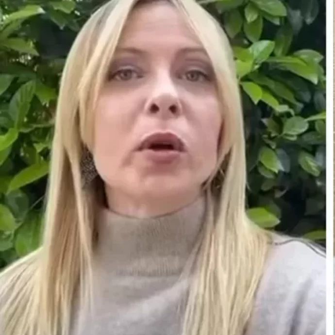 Il dolcevita della resa: Giorgia Meloni adotta il “grigio Ferragni”, i ‘meme’ con il confronto sono virali sui social